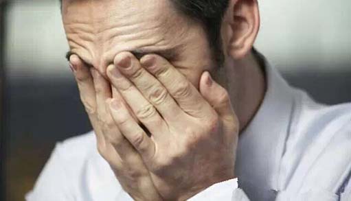 男人把发给情人的肉麻短信发给了老爸，然后心碎了！