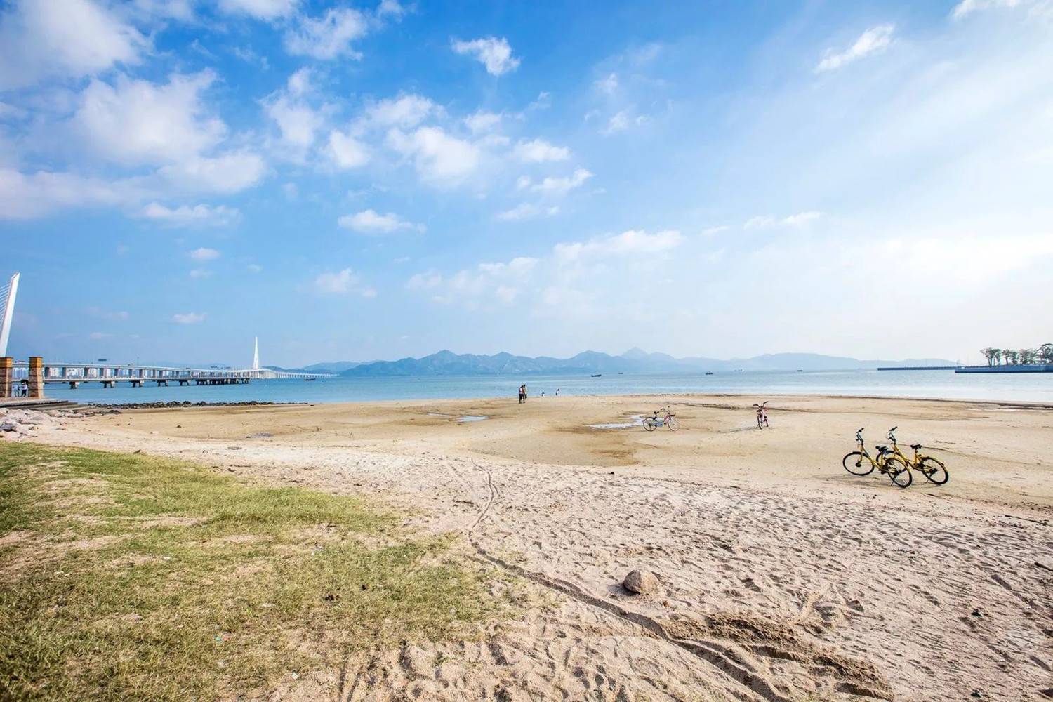 深圳湾公园是休闲游玩的好地方，景点众多，还有人工沙滩