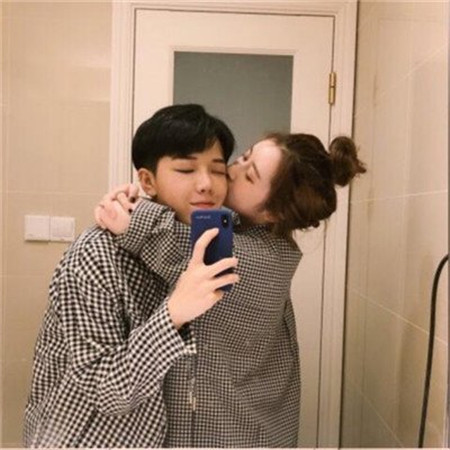 情侣亲吻图片大全唯美幸福2018 我已经在努力了你
