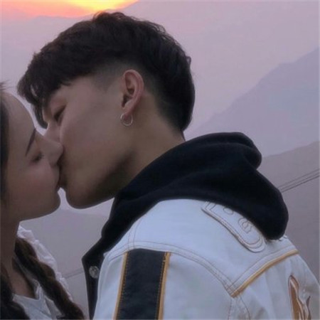 情侣亲吻图片大全唯美幸福2018 我已经在努力了你