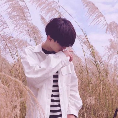 2019微博情侣头像一男一女分开 坎坎坷坷只想做你