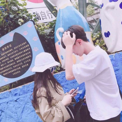 最潮微信情侣头像一对两张2019 不是话少了而是心