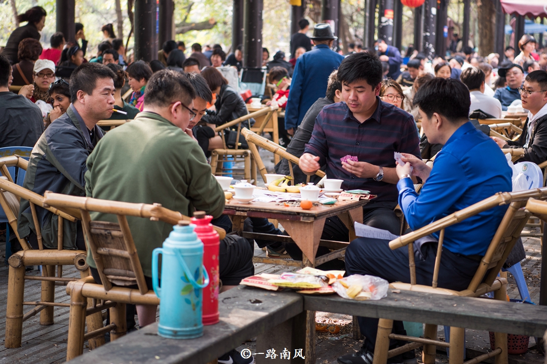 成都人经常说摆龙门阵，究竟什么是龙门阵？大多数游客答不出来