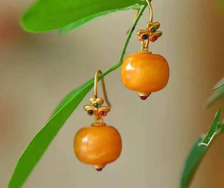 珠宝新贵：蜜蜡 「mì là」