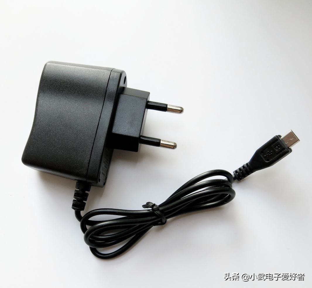 手机充电器长期不拔很危险，不要再拿生命来开玩笑了