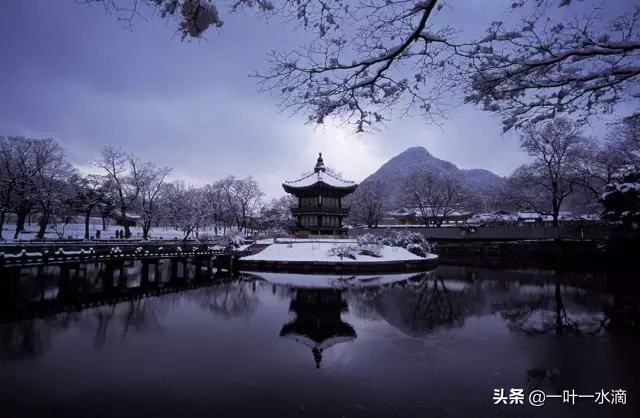 长亭外，古道边，芳草碧连天，莫为惜别伤行色，明月伴君夜郎西