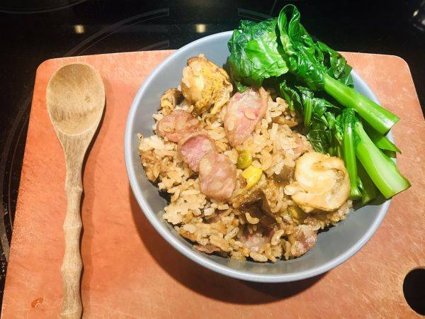 餐桌上最有人气的家常菜之电饭煲腊肠香菇煲仔饭