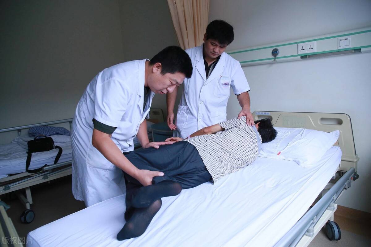 强直性脊柱炎有什么表现？医生告诫，对年轻人来说3点异常要注意