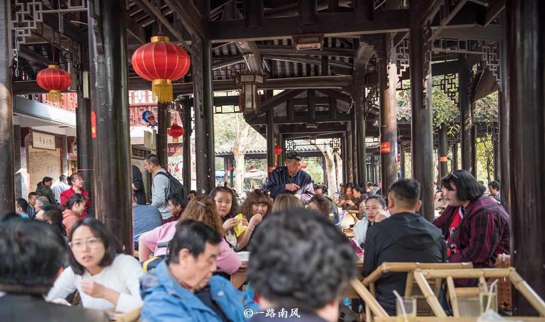 成都人经常说摆龙门阵，究竟什么是龙门阵？大多数游客答不出来