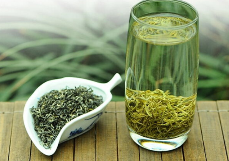 白茶、绿茶、红茶等大茶类，哪种最适合秋冬季节饮用？