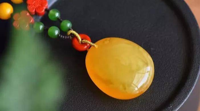 珠宝新贵：蜜蜡 「mì là」