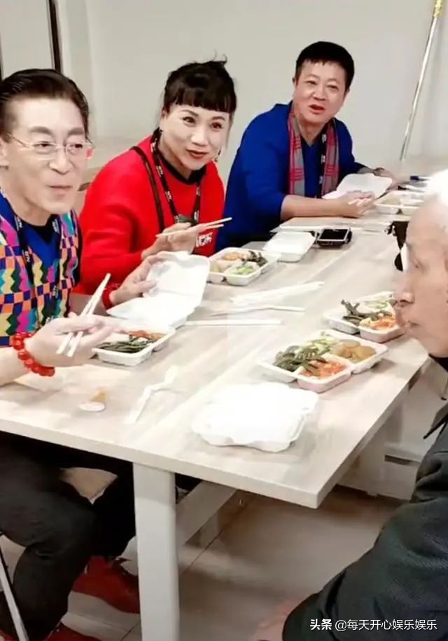 装病请假接私活？61岁六小龄童穷途末路只能凄惨吃剩饭？真相感动