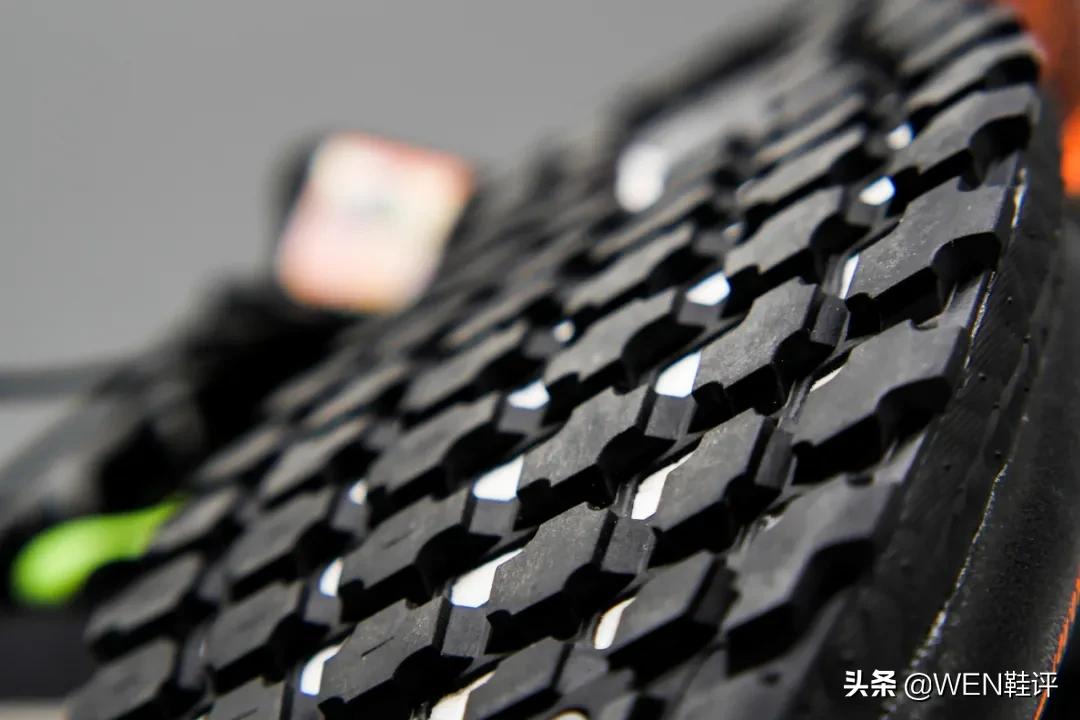 防水防滑还反光的跑鞋！GUARDPACK系列堪称冬季运动必选