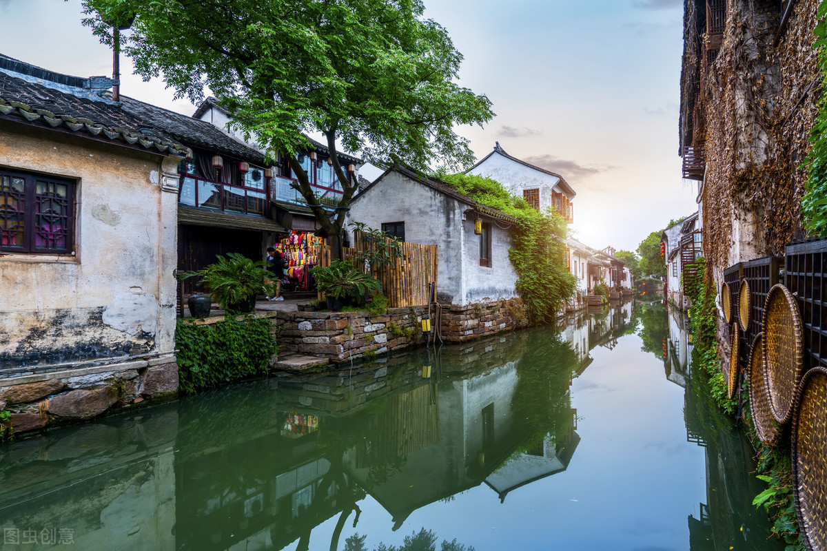 4首江南古诗词，四季江南美景：天青色等烟雨，而我在等你