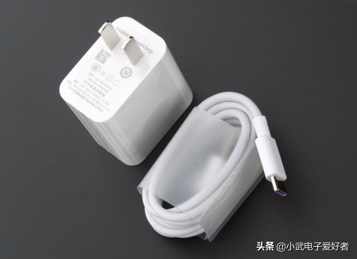 手机充电器长期不拔很危险，不要再拿生命来开玩笑了