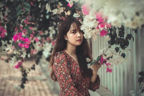 关于谁不是一边流泪一边坚强的说说句子(精选21句)