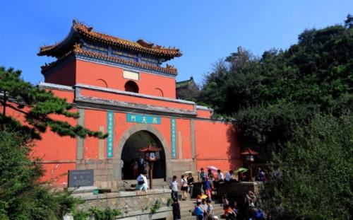 适合登泰山发的朋友圈 登泰山发表的说说推荐37句