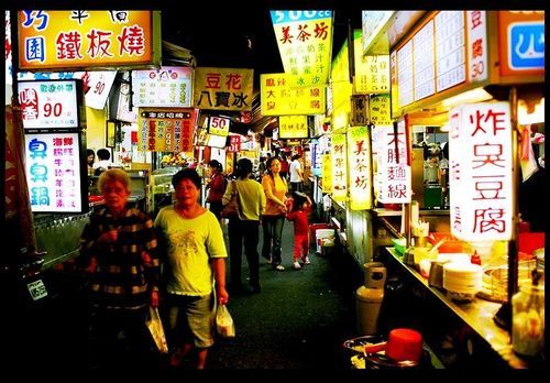逛夜市的说说心情短语 晚上逛街发朋友圈的句子