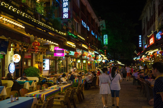逛夜市的说说心情短语 晚上逛街发朋友圈的句子