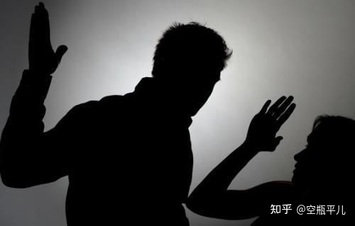 原谅家暴，就等于将自己推入深渊，女人，清醒一点