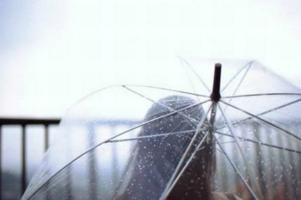 下雨天发朋友圈的短句 雨天意境很美的说说
