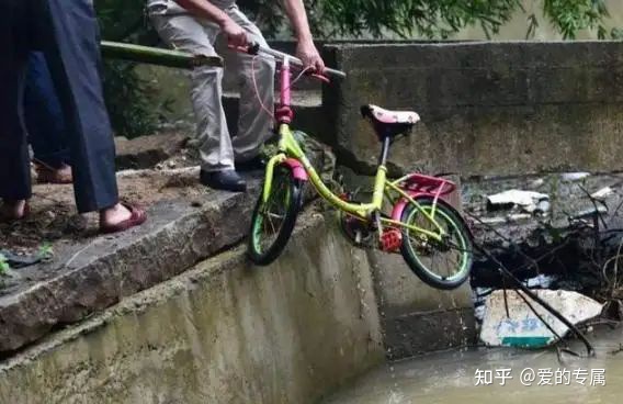 19岁高中孩携小4妹妹跳河轻生！留给父母遗言：以后指望你儿子吧