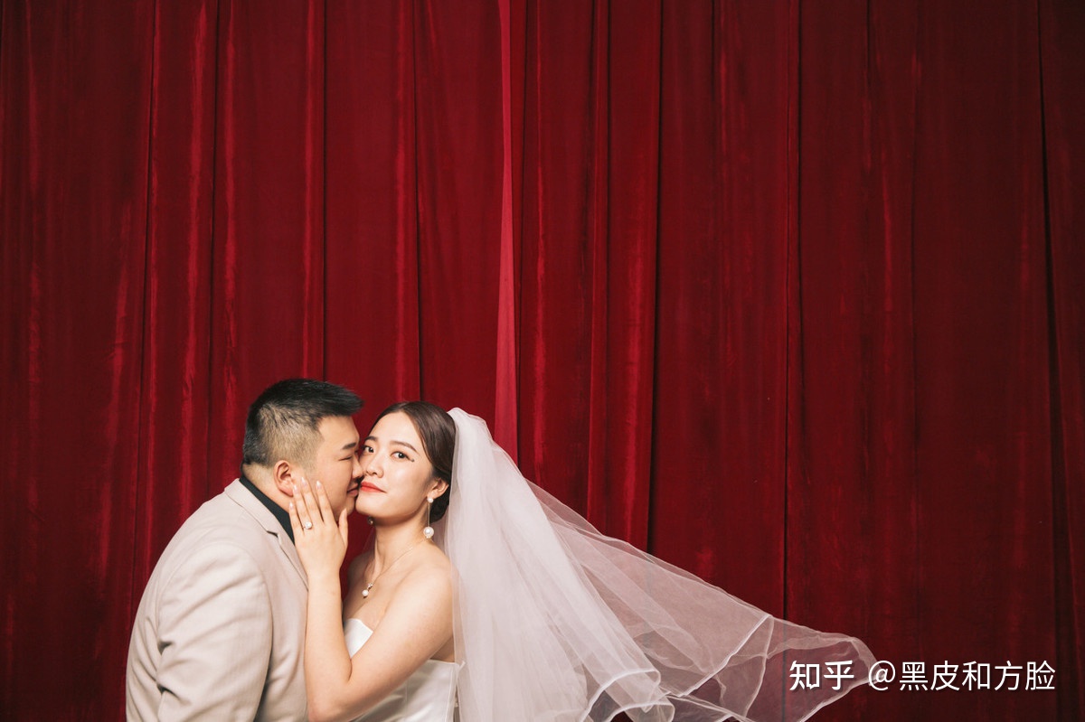 借房结婚3年，小叔孩子满月宴妻子送红包，晚上收到信息丈夫愣了