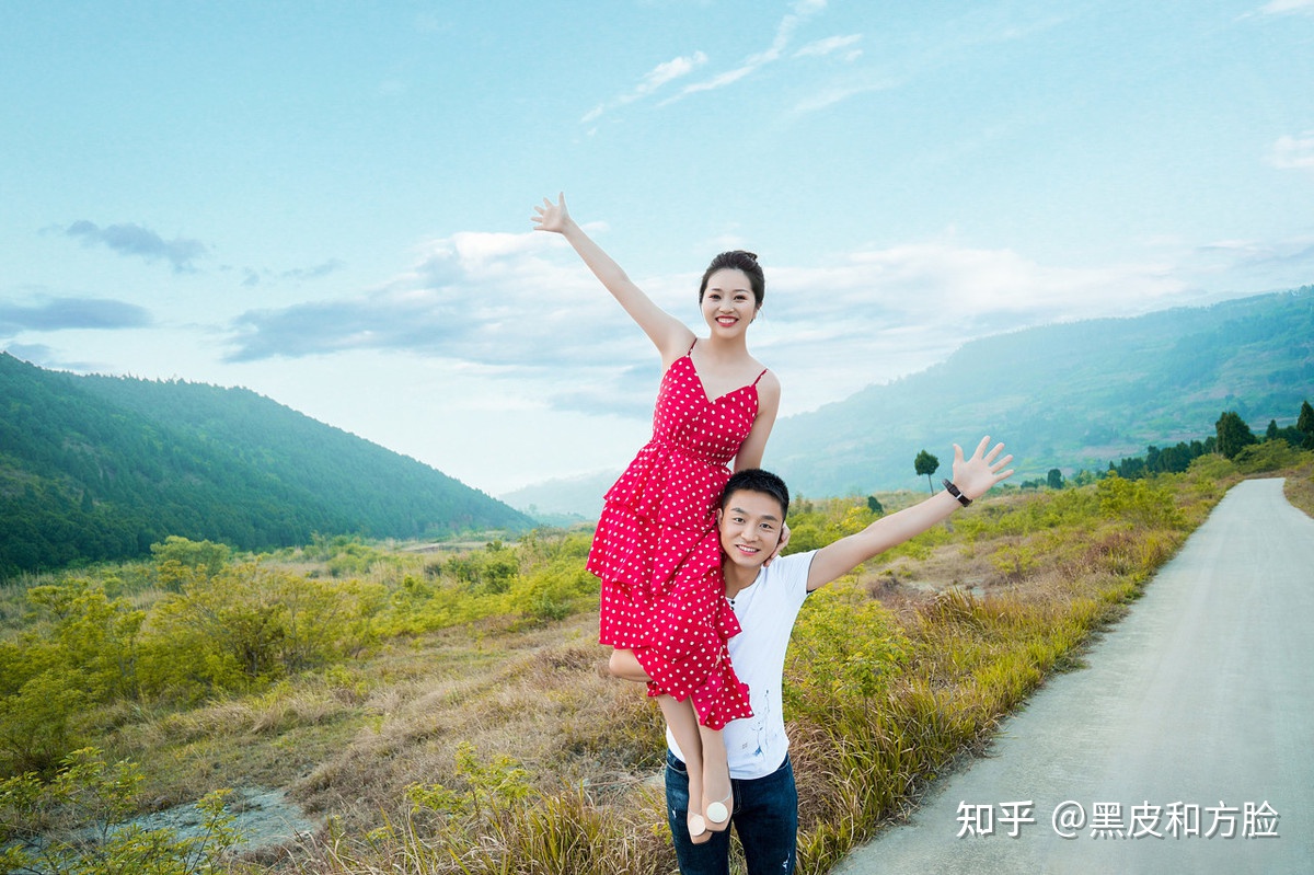 借房结婚3年，小叔孩子满月宴妻子送红包，晚上收到信息丈夫愣了