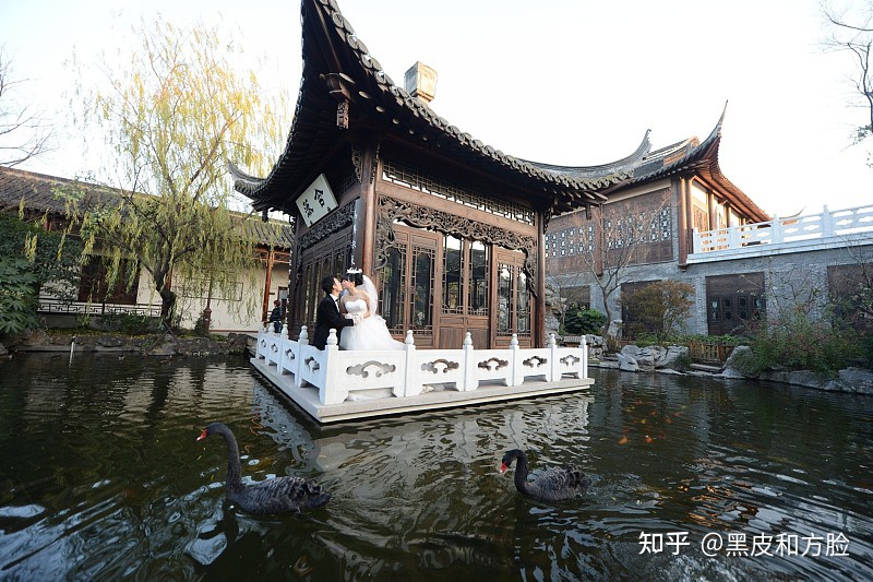 借房结婚3年，小叔孩子满月宴妻子送红包，晚上收到信息丈夫愣了