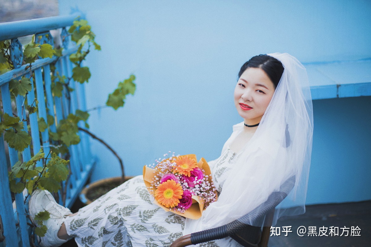 借房结婚3年，小叔孩子满月宴妻子送红包，晚上收到信息丈夫愣了