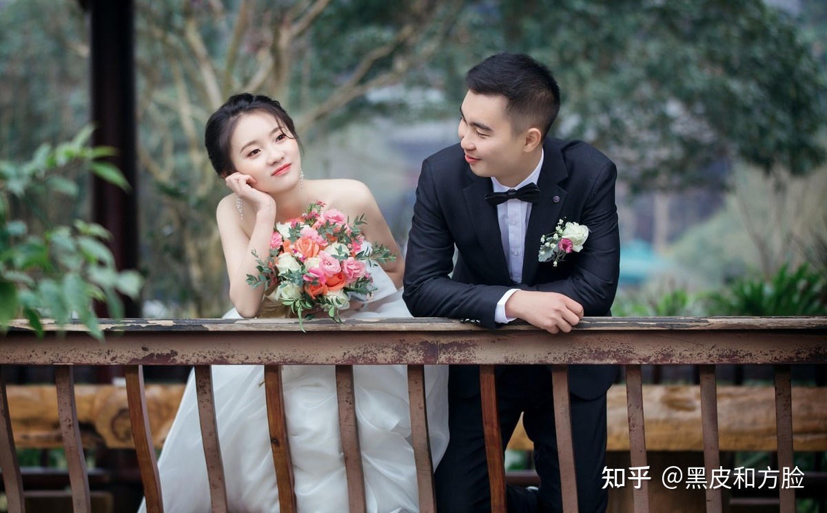 借房结婚3年，小叔孩子满月宴妻子送红包，晚上收到信息丈夫愣了