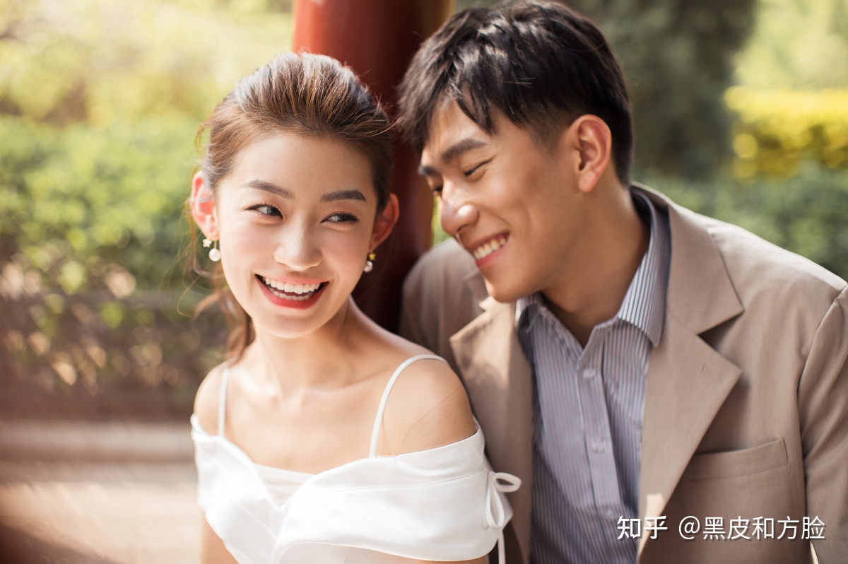 借房结婚3年，小叔孩子满月宴妻子送红包，晚上收到信息丈夫愣了
