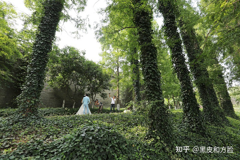 借房结婚3年，小叔孩子满月宴妻子送红包，晚上收到信息丈夫愣了