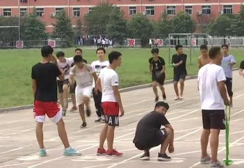 如何看待黑龙江一男班长因女班长同意女生上厕所而殴打同学