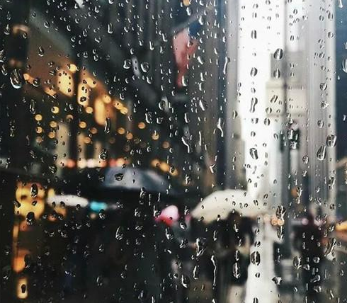 下雨天暖心撩人情话 下雨天情话大全浪漫情话