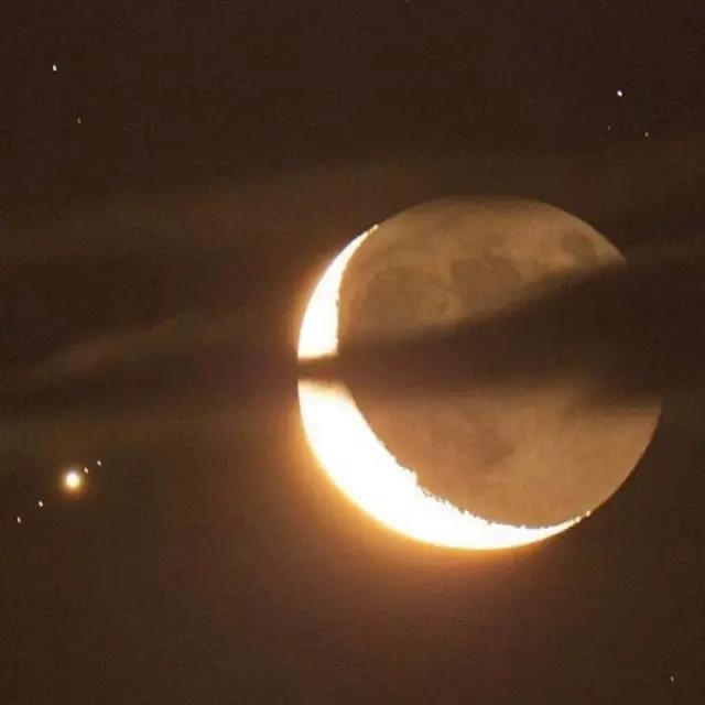 夜深人静看月亮的说说