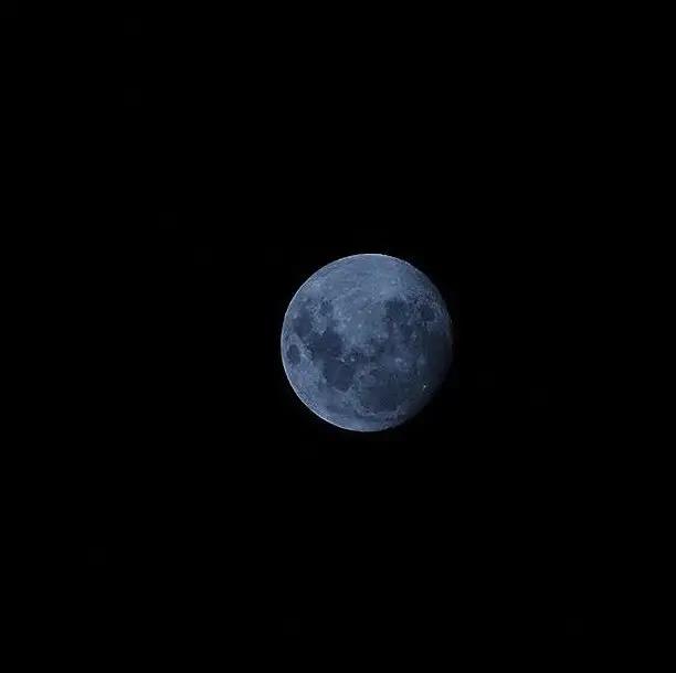 夜深人静看月亮的说说