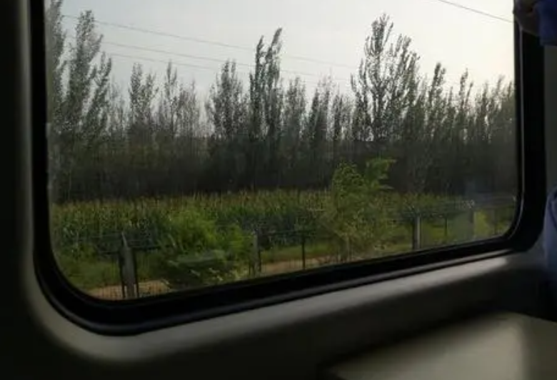 坐车看窗外风景的句子 一路风景唯美句子