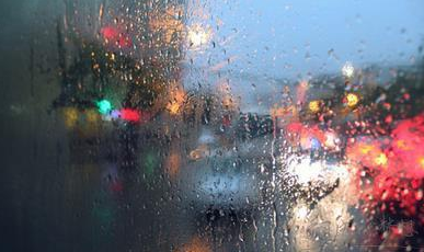 关于雨季的唯美句子 带有诗意的雨中说说