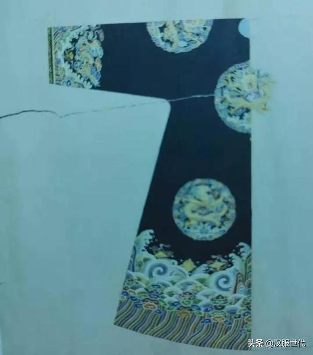 满族服饰文案励志(满族人民的服饰照片)