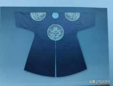 满族服饰文案励志(满族人民的服饰照片)