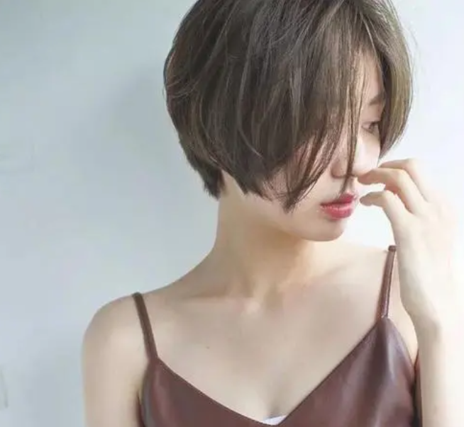 剪了短发适合发朋友圈的句子 剪了短发霸气的句子
