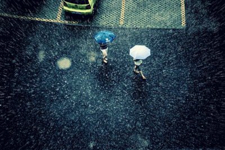 喜欢下雨天的说说，关于描写雨水的唯美句子