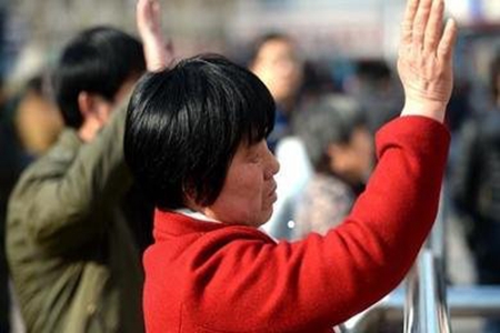 生活所迫背井离乡的句子，形容外出打工的心情说说