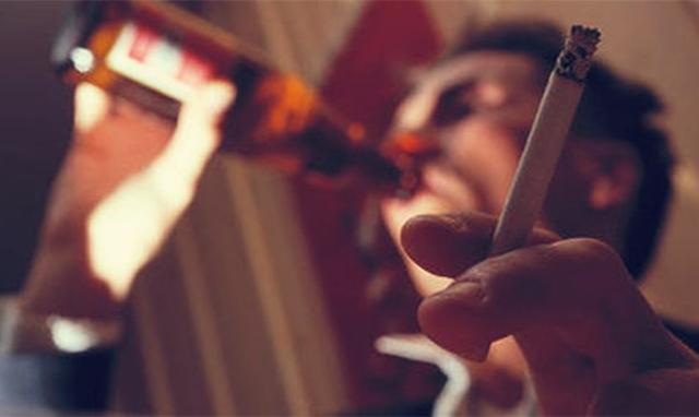 晚上喝点小酒发朋友圈 深夜喝酒发朋友圈配文