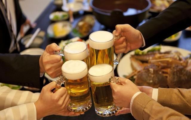 晚上喝点小酒发朋友圈 深夜喝酒发朋友圈配文