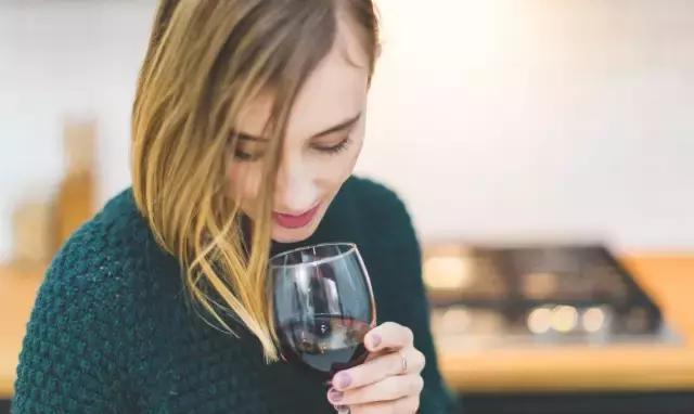 女人酒后伤感说说 适合女人酒后的说说
