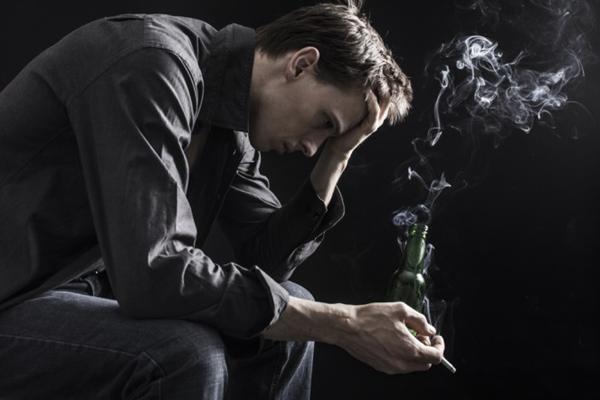 一个人抽烟的伤感说说 一个人孤独的抽烟伤感句子
