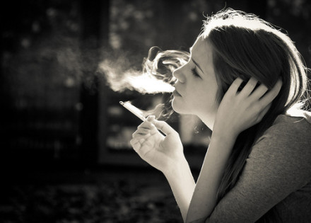 一个人抽烟的伤感说说 一个人孤独的抽烟伤感句子