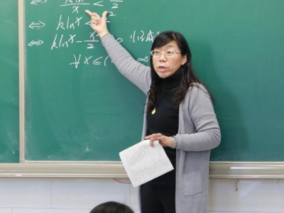 天地不多云外鹤，古今无数茧中蚕，这句诗是什么意思